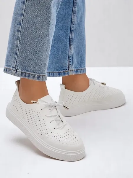 Resti Women's perforated laced sports shoes Vaned