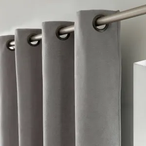 Zatemňovací a izolačný záves s kovovými očkami