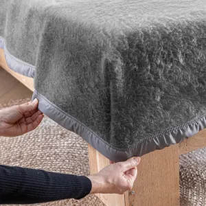 Dvojfarebná polonapínacia prikrývka Courtelle 420g/m2
