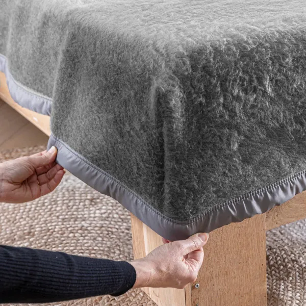 Dvojfarebná polonapínacia prikrývka Courtelle 420g/m2