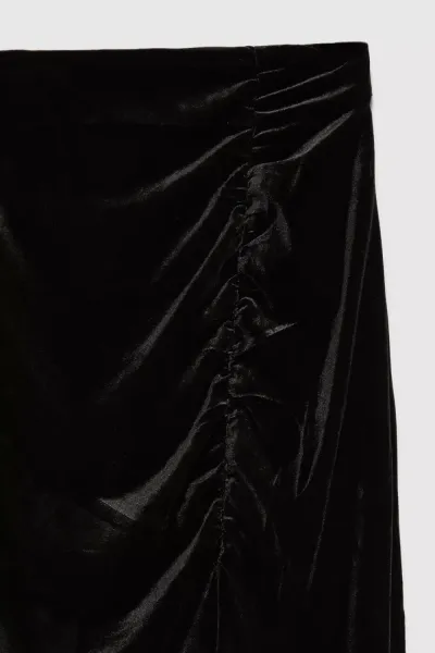 Čierna velúrová sukňa s rázporkom