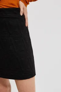 Mini sukňa s geometrickým reliéfom