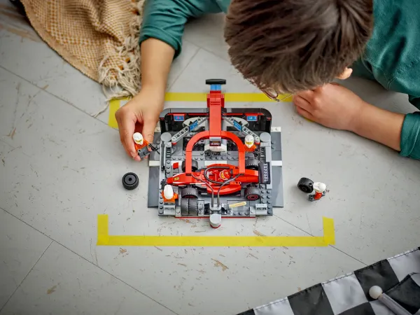 LEGO® City 60443 Zastávka v F1® a Pit Crew s autom Ferrari