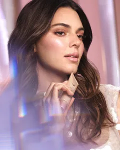 L’Oréal Paris Lumi Glotion krémový rozjasňovač s hydratačným účinkom odtieň 904 Deep Glow 40 ml