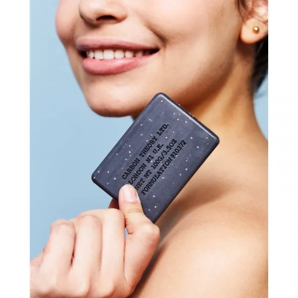 Carbon Theory Charcoal & Tea Tree Oil čistiaci telový peeling pre problematickú a mastnú pokožku 100 g