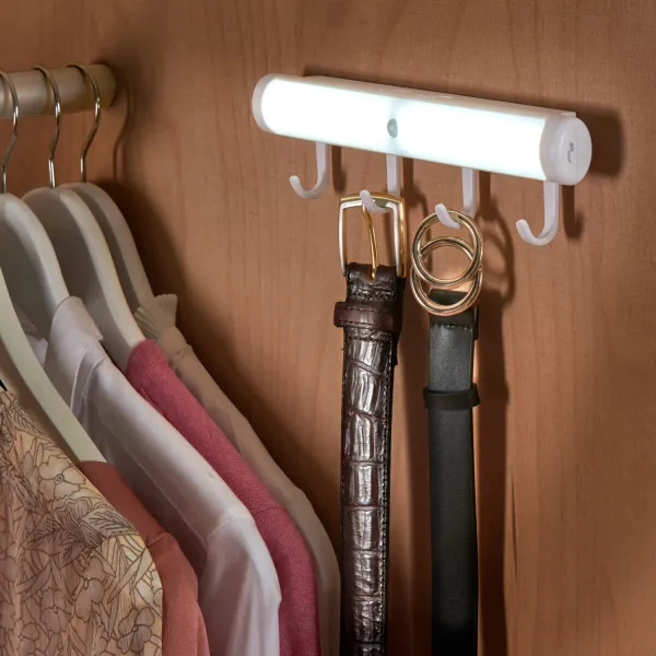 LED vešiak s detektorom pohybu