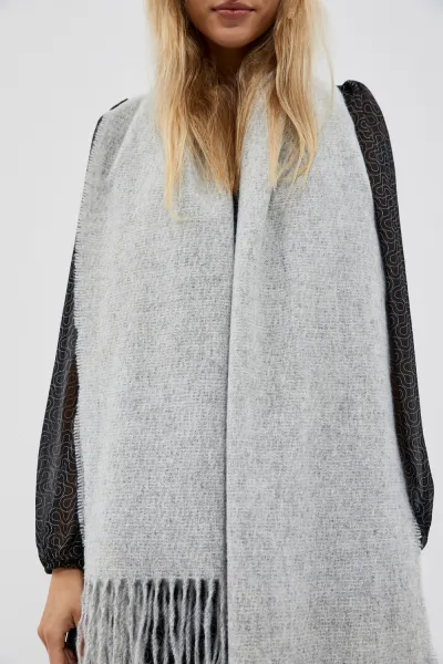 Marisse Plain scarf with fringes