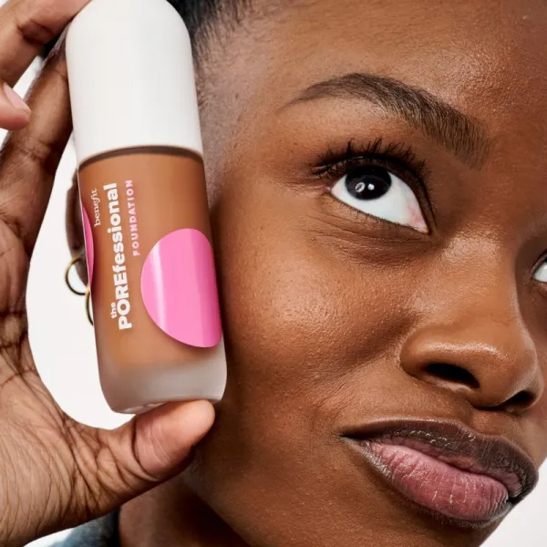 Benefit The POREfessional Foundation tekutý rozjasňujúci make-up s niacínamidom odtieň 30C Fearless 30 ml