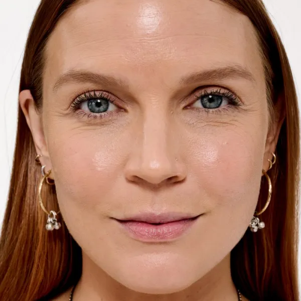 Benefit The POREfessional Foundation tekutý rozjasňujúci make-up s niacínamidom odtieň 16W Stellar 30 ml