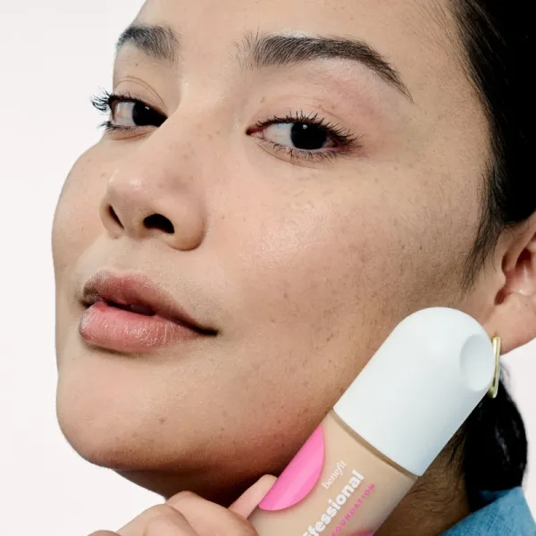 Benefit The POREfessional Foundation tekutý rozjasňujúci make-up s niacínamidom odtieň 10N Ace 30 ml