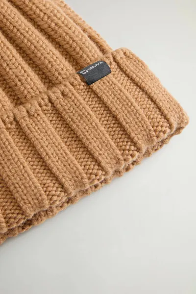 Čapica Woolrich Beanie Cashmere Pom Pom Soft Camel