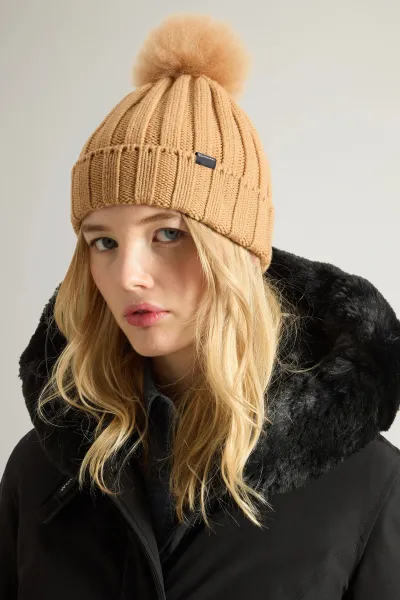 Čapica Woolrich Beanie Cashmere Pom Pom Soft Camel