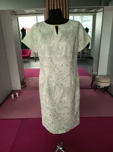 Krémový kostým so vzorom a zlatým sakom Veľkosť: 44