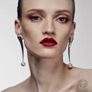 L’Oréal Paris x Mugler polomatný rúž s hydratačným účinkom odtieň Red 1974 1.8 g