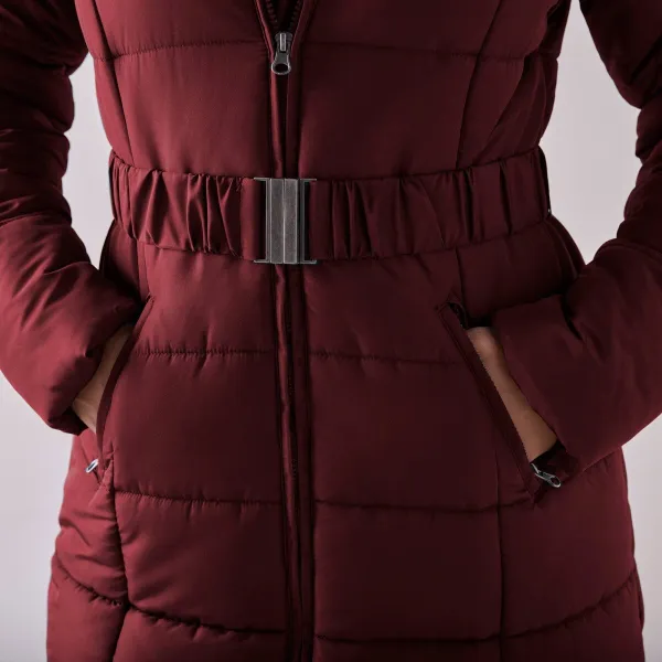 Dlhá nepremokavá prešívaná bunda s opaskom, na zips
