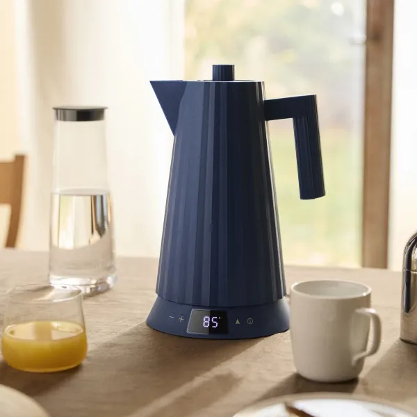 Rýchlovarná kanvica Plissé 1,7L s voľbou teploty vody, modrá - Alessi