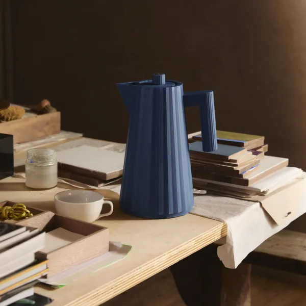 Rýchlovarná kanvica Plissé 1,7 L, modrá - Alessi