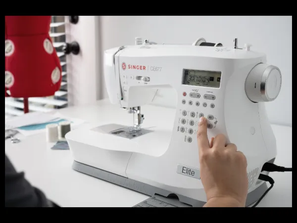 Singer Digitálny šijací stroj Elite Ce677