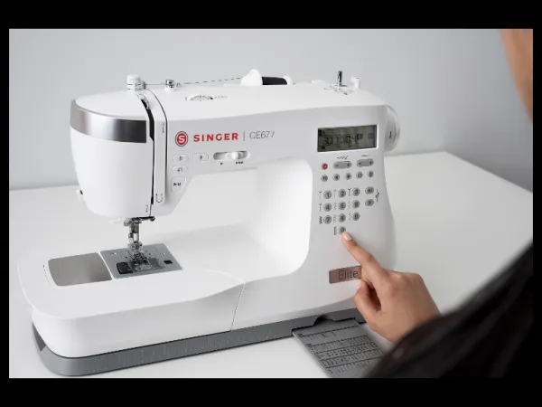 Singer Digitálny šijací stroj Elite Ce677