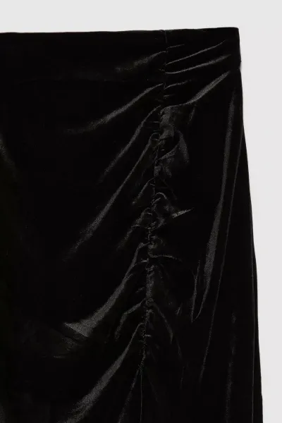 Čierna velúrová sukňa s rázporkom