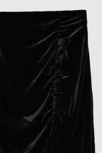 Čierna velúrová sukňa s rázporkom
