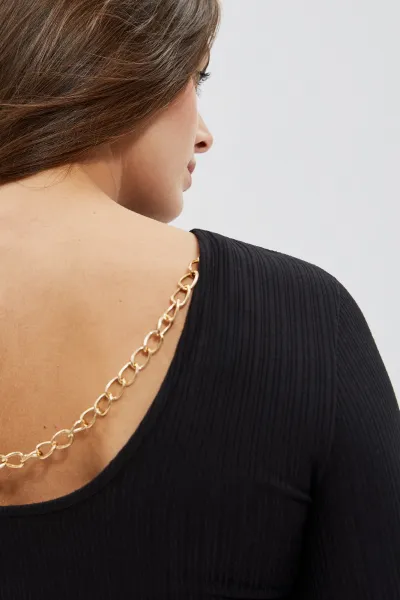 Blouse with back neckline and decorated chain