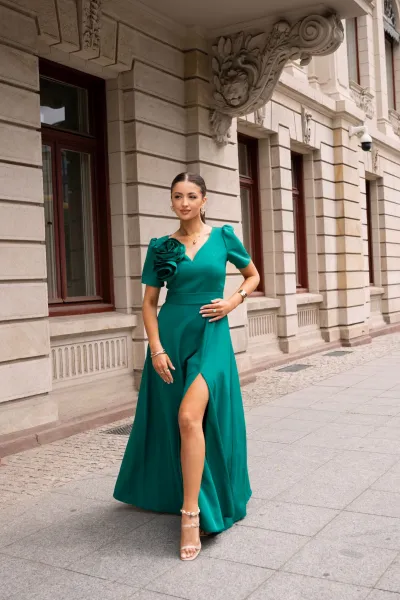 Dlhé spoločenské zelené šaty s rukávom a kvetinou Veľkosť: 42