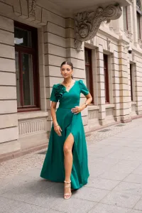 Dlhé spoločenské zelené šaty s rukávom a kvetinou Veľkosť: 42