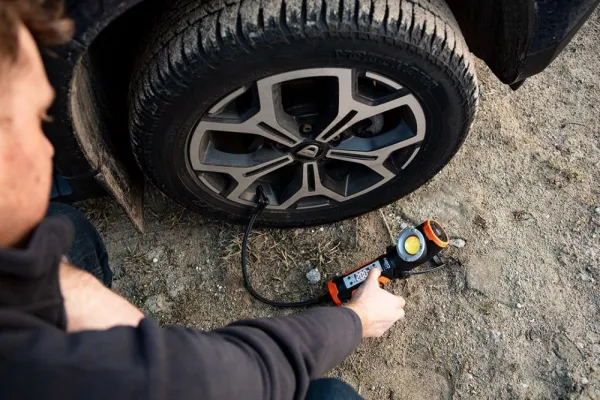 Akumulátoroválampa800lmskompresorom99-130NEOTOOLS
