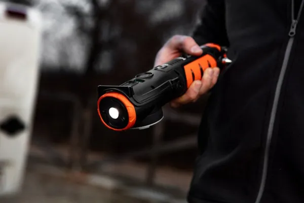 Akumulátoroválampa800lmskompresorom99-130NEOTOOLS