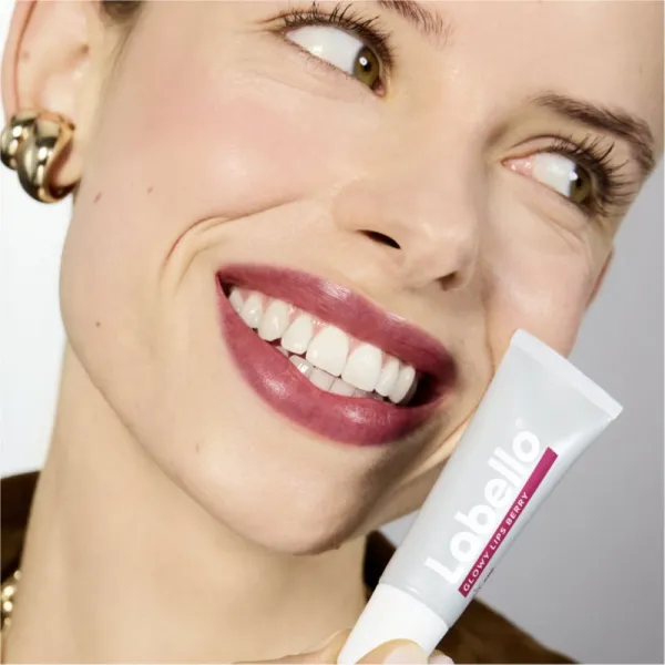 Labello Glowy Lips Berry tónovací balzam na pery s kyselinou hyalurónovou SPF 30 10 ml
