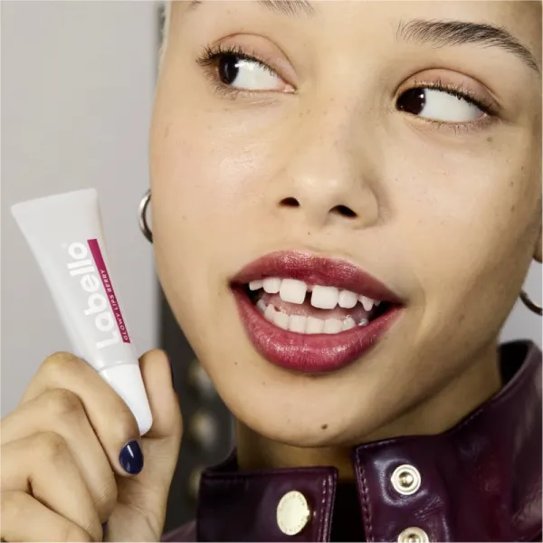 Labello Glowy Lips Berry tónovací balzam na pery s kyselinou hyalurónovou SPF 30 10 ml
