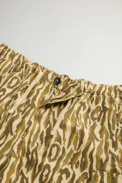 Šortky Woolrich Camo Cotton Linen Short Beige Camo