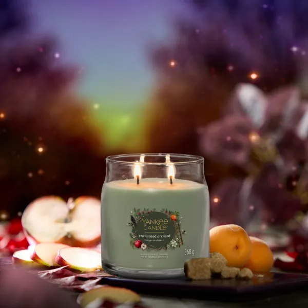 Yankee Candle Vonná sviečka stredná Signature Enchanted Orchard, 368 g, M