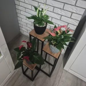 Moderný3-poschodovýkovovýloftovýstojannakvety