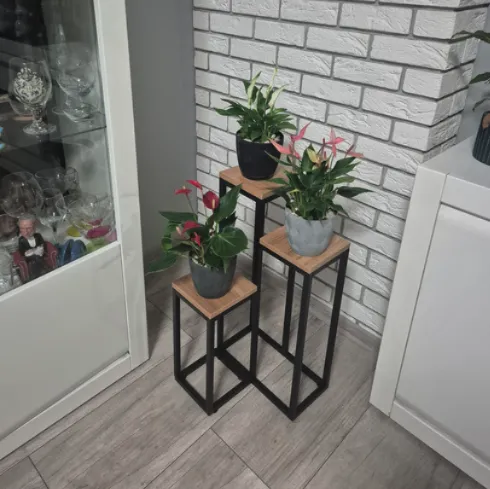 Moderný3-poschodovýkovovýloftovýstojannakvety