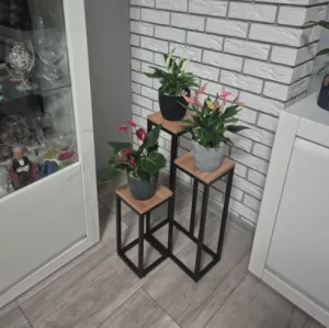 Moderný3-poschodovýkovovýloftovýstojannakvety