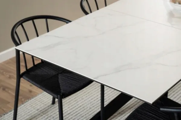 Actona Jedálenský rozkladací stôl Irwine 168/210 cm biely mramor/čierny