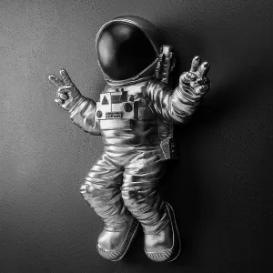 Wallity Nástenná dekorácia Astronaut strieborná/čierna