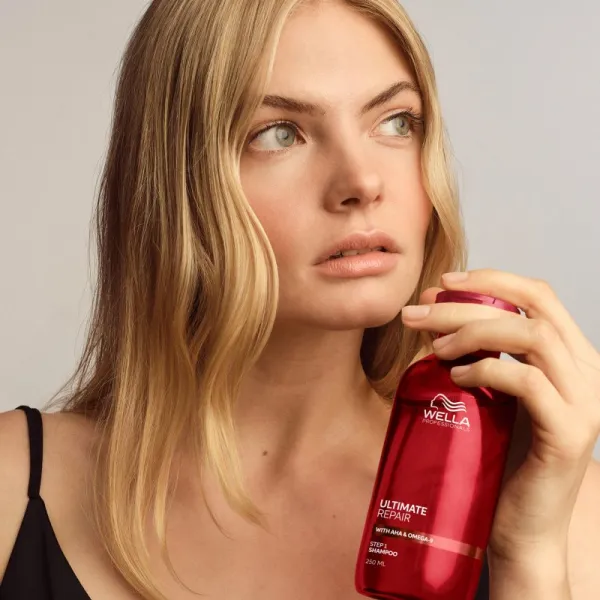 Wella Professionals Ultimate Repair Shampoo posilňujúci šampón pre poškodené vlasy 100 ml