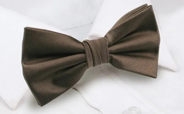 Elegantný hnedý pánsky motýlik Chattier
