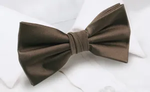 Elegantný hnedý pánsky motýlik Chattier