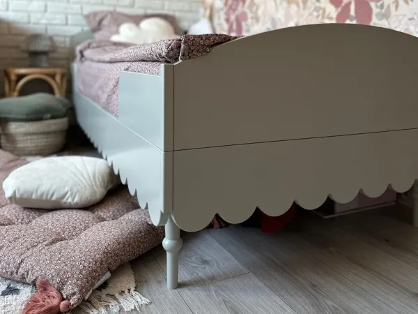 Detská jednolôžková posteľ s odnímateľnou bočnicou BABUSHKA 90x200 cm Zvoľte farbu: Olivová