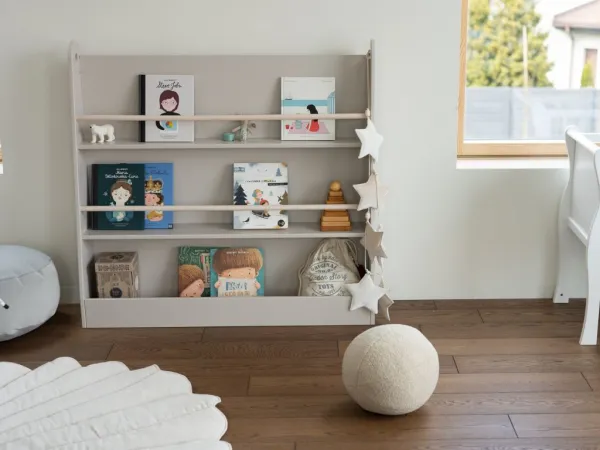 Detský Montessori regál s 3 priestrannými policami BOOKWORM kašmírový