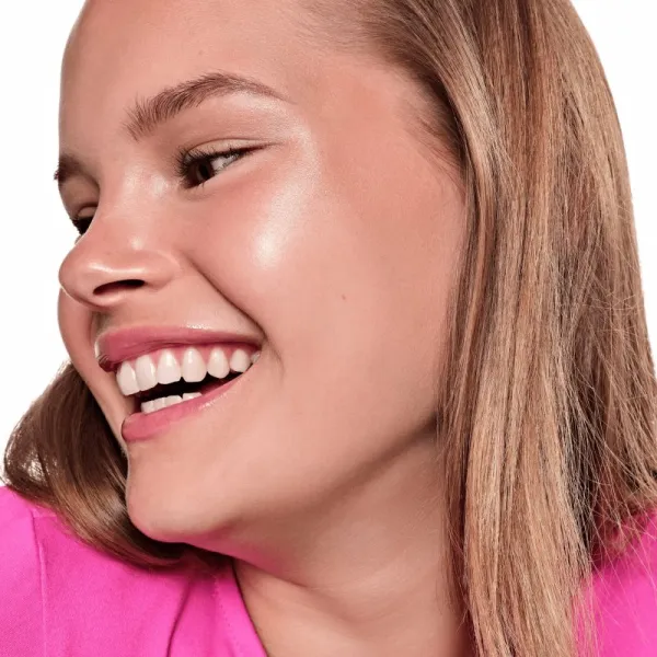 essence BABY GOT GLOW rozjasňujúca tyčinka pre žiarivý lesk odtieň 10 Golden Aura 5.5 g