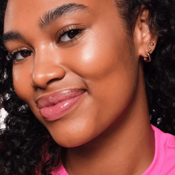essence BABY GOT GLOW rozjasňujúca tyčinka pre žiarivý lesk odtieň 10 Golden Aura 5.5 g