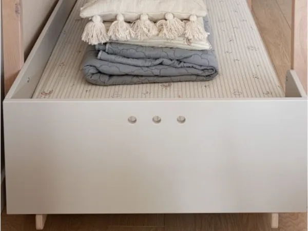 Detská poschodová posteľ s rebríkom vpravo BASIC 90x200 cm Zvoľte farbu: Kašmírová