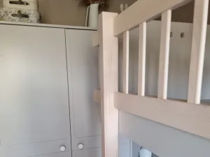 Detská poschodová posteľ s rebríkom vpravo BASIC 90x200 cm Zvoľte farbu: Kašmírová