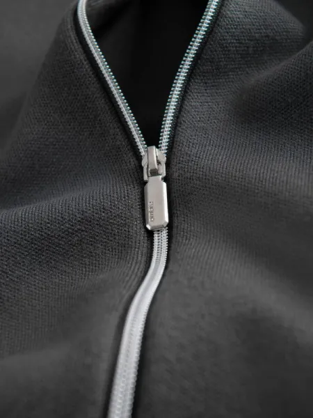 Trendy pánsky sveter na zips grafitový