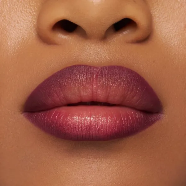 essence 8h Matte Comfort matná ceruzka na pery so strúhatkom odtieň 19 Burgundy Bestie 0.3 g